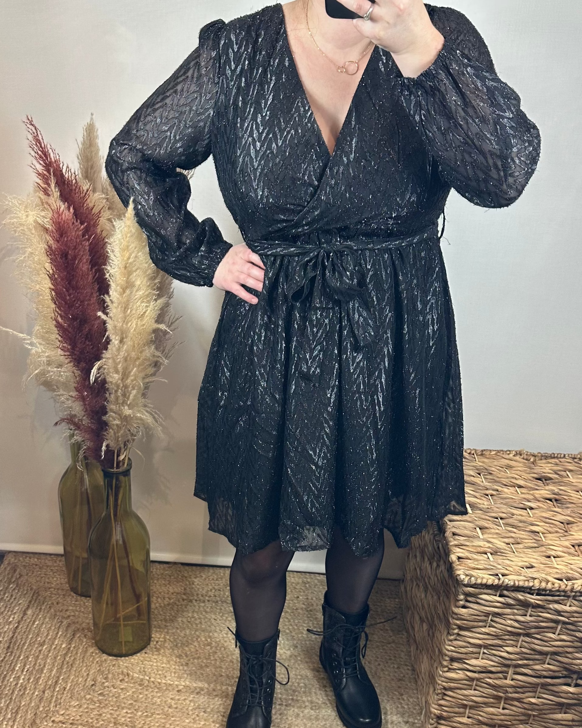 Robe Courte Noir À Motifs Argenter